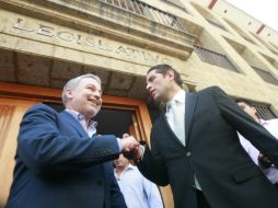 Emilio González (izq.) saluda al presidente de la Mesa Directiva del Congreso, Enrique Aubry, a las afueras del recinto. A. GARCÍA  /