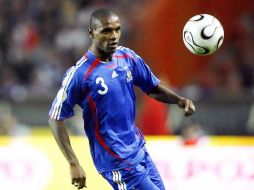 Abidal en un duelo con la Selección Francesa. MEXSPORT  /