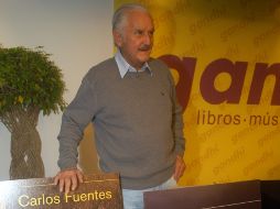 El escritor ofreció una firma de autógrafos anoche en una librería de la Ciudad de México. NTX  /