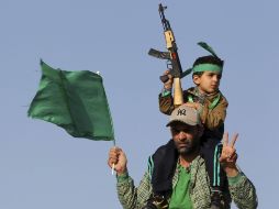 Durante las últimas horas, los partidiarios del régimen de Gadhafi sepultaron a las primeras víctimas de los bombardeos. EFE  /