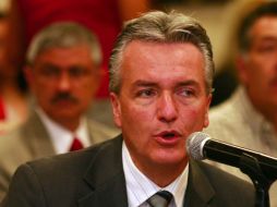 Alfonso Petersen, acompañado de diversas autoridades municipales, colocó la primera piedra del centro de salud. A. GARCÍA  /