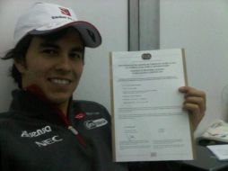 Sergio Pérez presume la súper licencia. ESPECIAL tomada del twitter de Sergio Pérez  /
