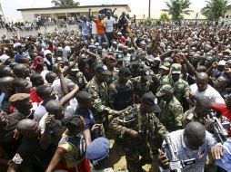 El Jefe de Estado Mayor de las Fuerzas Armadas de Laurent Gbagbo, el general Philippe Mangou (con chaleco anti balas) en Abiyán. EFE  /