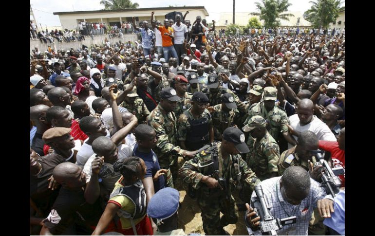 El Jefe de Estado Mayor de las Fuerzas Armadas de Laurent Gbagbo, el general Philippe Mangou (con chaleco anti balas) en Abiyán. EFE  /