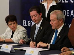 Fernando Guzmán y Juan Manuel Llera durante la firma del convenio realizada hoy. ESPECIAL  /