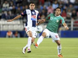 Marco Fabián (der.) anotó los dos goles del el equipo nacional. MEXSPORT  /
