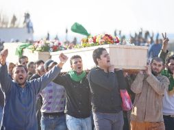 Miles de personas acuden al entierro de algunas de las víctimas civiles del conflicto armado en Libia. AP  /