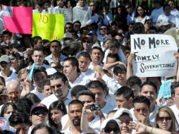 Miles de personas protestan en el llamado ''Rally por la Verdad'', que busca poner freno a las leyes antiinmigrantes. EFE  /