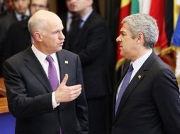 El primer ministro de Grecia, George Papandreou (izquierda) conversa con el hoy ex premier de Portugal, José Sócrates. REUTERS  /