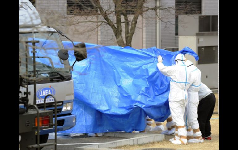 Trabajadores de Fukushima realizan un tratamiento descontaminador. AP  /