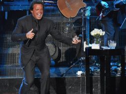 Durante el concierto el cantante no dejó de interactuar con su público e incluso regaló rosas a sus admiradoras. NTX  /