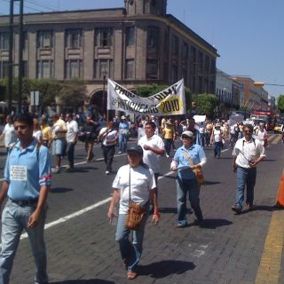 Reportan vialidad complicada en Centro tapatío por manifestación