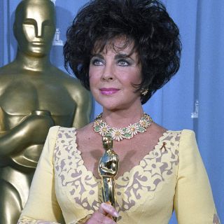 Fue enterrada Elizabeth Taylor en ataúd de once mil dólares
