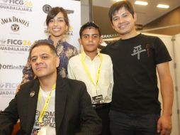 En la fotografía se observa a Odín Salazar, sentado, y el elenco de la película durante el FICG. A. CAMACHO  /