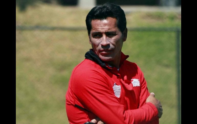 Benjamín Galindo observando un entrenamiento del Atlas. MEXSPORT  /