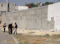 Policías trabajan en una zona de Monterrey donde fue encontrado el cadáver del colaborador de Televisa José Luis Cerda. EFE  /