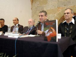 El escritor Hugo Gutiérrez Vega,(izq.) quien presenta la selección de Raúl Bañuelos y Jorge Souza. ESPECIAL  /