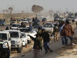Rebeldes abandonan sus posiciones tras la embestida de las fuerzas del régimen libio cerca de Ajdabiyah. REUTERS  /