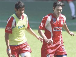 El volante rojiblanco, Xavier Báez (der.) cubre la pelota durante el entrenamiento en el Estadio Omilife. MEXSPORT  /
