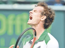 Andy Murray grita de la frustración en el pésimo día que tuvo ayer en Miami ante el estadounidense Alex Bogomolov. AFP  /