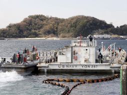 Tareas de enfriamiento de la central nuclear de Fukushima,  en lanchas de carga suministradas por la Marina estadounidense. EFE  /
