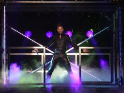 Martin arrancó el concierto en el coliseo de Puerto Rico, cantando desde el segundo piso de un andamio. EFE  /