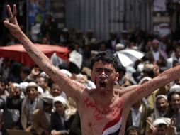 Un manifestante contra el gobierno grita consignas durante una sentada en la demanda de la destitución del presidente de Yemen. REUTERS  /