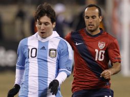 Messi (izq.) disputa el balón con Landon Donovan, esta tarde en Nueva Jersey. REUTERS  /