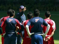 José Luis Real da instrucciones a jugadores rojiblancos, en un entrenamiento. MEXSPORT  /