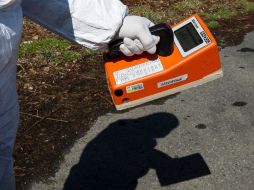 Expertos en radiación rastrean el área en peligro en Fukushima. EFE  /