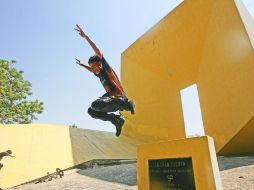 El monumento “La Gran Puerta”, creado por el arquitecto Fernando González Gortázar, no ha recibido mantenimiento desde 2008. A. GARCÍA  /