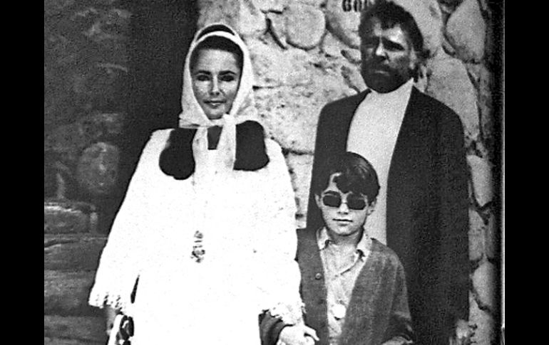 Vemos a Liz Taylor... “Walking the dog” por las típicas calles de Puerto Vallarta. DUQUEDETLAQUEPAQUE  /