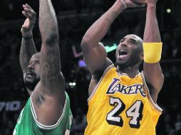 Shaquille O'Neal intenta bloquear un disparo de Kobe Bryant. GETTY IMAGES SPORT  /