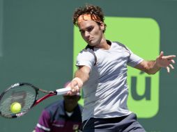 El tenista suizo, Roger Federer, le devuelve el servicio a su rival checoeslovaco Radek Stepánek. EFE  /