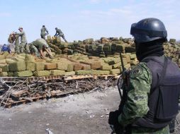Elementos del Ejército Mexicano incineran mariguana incautada. EL UNIVERSAL  /