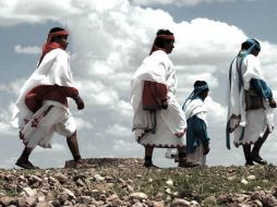 A los judas los rodean tres veces y serán quemados y atravesados por lanzas de los fariseos el Viernes Santo. EL UNIVERSAL  /
