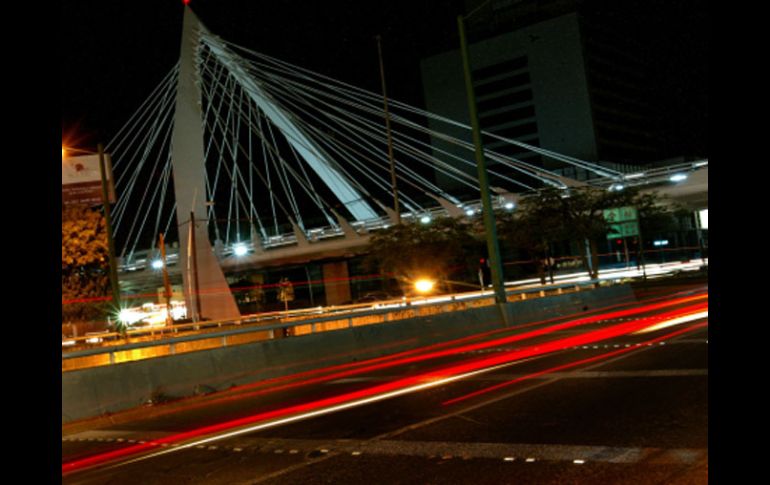 El Puente Matute Remus fue uno de los sitios que se quedó a oscuras durante la Hora del Planeta. A. CAMACHO  /