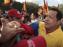 Hugo Chávez saluda a simpatizantes en Caracas. REUTERS  /