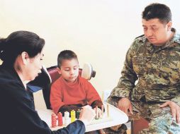 Hugo Escamilla recibe terapia junto con su hijo Isaac que tiene autismo. EL UNIVERSAL  /