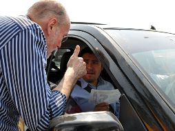 Luis Felipe Bravo Mena se sumó hoy a la compaña de volanteo para invitar a los mexiquenses a participar en la consulta. NTX  /