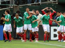 El equipo mexicano festeja tras vencer a la Selección de Paraguay por diferencia de dos goles. AFP  /
