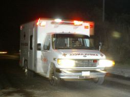 Una vecina del lugar, recibió una bala perdida en la clavícula, por lo que  fue trasladada por paramédicos a un hospital. ARCHIVO  /