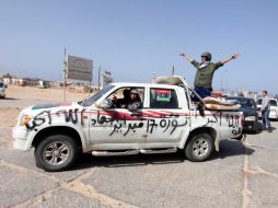 Rebeldes libios conducen sus vehículos a través de una calle en Ben Yauad, Libia. EFE  /
