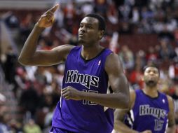 Samuel Dalembert celebra después de anotar contra su ex-equipo, Los Sixers de Filadefia. AP  /