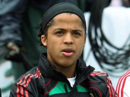 Giovani dos Santos observa el partido de la Selección mexicana  contra Paraguay. MEXSPORT  /