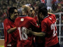 Cuauhtémoc Blanco es felicitado por sus compañeros tras marcar gol ante Tijuana. MEXSPORT  /