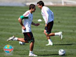 Javier “Chicharito” Hernández conduce el esférico en la sesión de entrenamiento del Tricolor. MEXSPORT  /