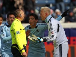 Omar Bravo (centro) reclama la pena máxima al árbitro central Jasen Anno. AFP  /