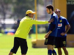 El estratega Carlos Reinoso da indicaciones a Miguel Ángel Layún. MEXSPORT  /