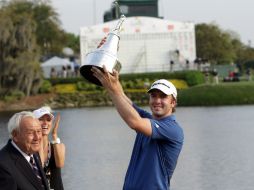 Laird levanta su trofeo, después de haberlo recibido de manos de la leyenda del golf Arnold Palmer, el anfitrión del torneo. AFP  /